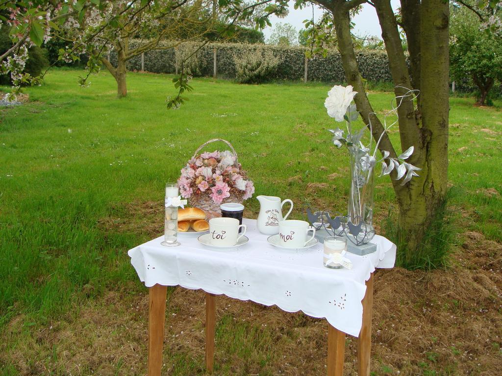 Le Vieux Castel Bed & Breakfast Goustranville ภายนอก รูปภาพ